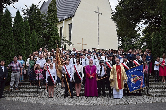 ▼	Pamiątkowe zdjęcie przed kościołem parafialnym.