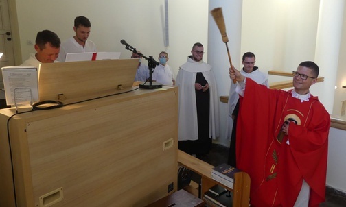 Ks. Marek Studenski pobłogosławił nowe organy w kościele sióstr karmelitanek.