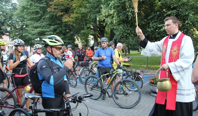 Ks. Wojciech Olesiński pobłogoławił rowerowych pielgryzmów przed kościołem św. Macieja w Andrychowie.