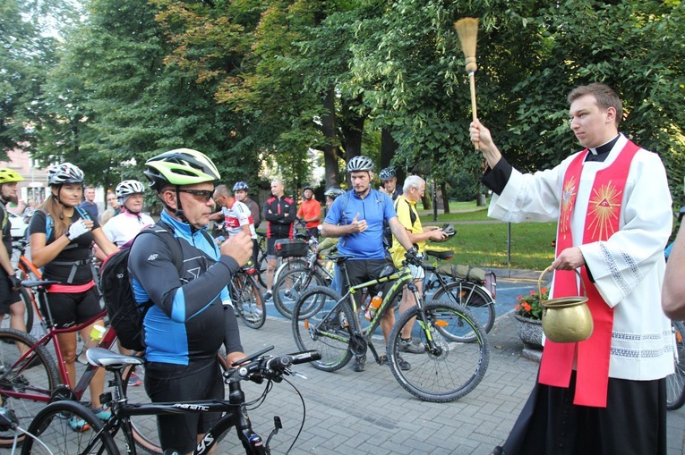 Ks. Wojciech Olesiński pobłogoławił rowerowych pielgryzmów przed kościołem św. Macieja w Andrychowie.