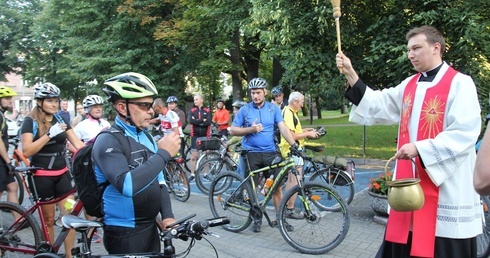 Ks. Wojciech Olesiński pobłogoławił rowerowych pielgryzmów przed kościołem św. Macieja w Andrychowie.