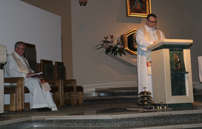 Nabożeństwo poprowadził wikariusz ks. Dariusz Zając. Konferencję wygłosił ks. Zbigniew Niemirski.