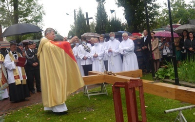Po Mszy św. i procesji przed kościołem ustawiono i poświęcono krzyż misyjny.