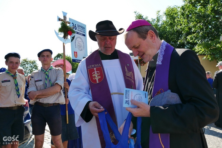 Abp Tadeusz Wojda na trasie pieszych pielgrzymek na Jasną Górę