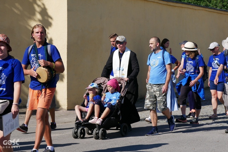 Abp Tadeusz Wojda na trasie pieszych pielgrzymek na Jasną Górę