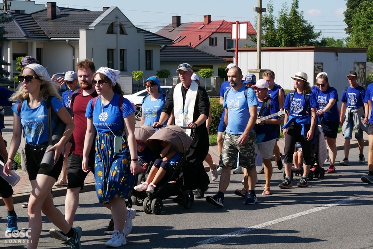 Abp Tadeusz Wojda na trasie pieszych pielgrzymek na Jasną Górę