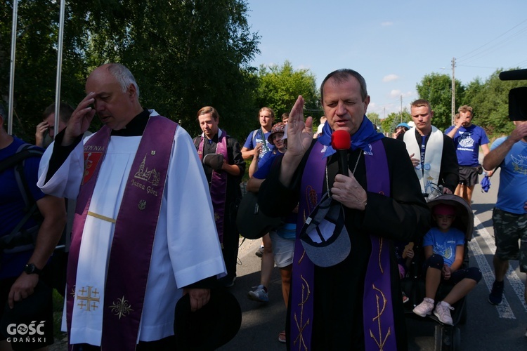 Abp Tadeusz Wojda na trasie pieszych pielgrzymek na Jasną Górę