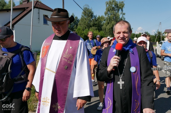 Abp Tadeusz Wojda na trasie pieszych pielgrzymek na Jasną Górę