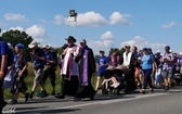 Abp Tadeusz Wojda na trasie pieszych pielgrzymek na Jasną Górę