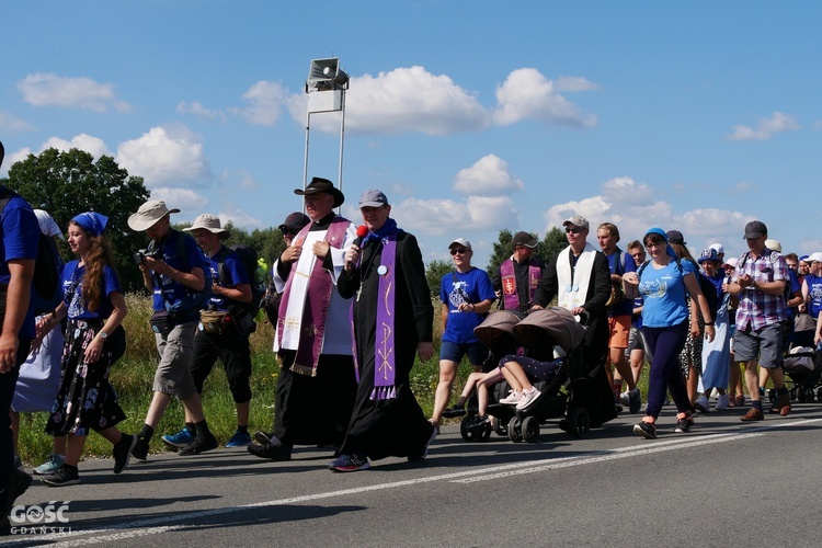 Abp Tadeusz Wojda na trasie pieszych pielgrzymek na Jasną Górę