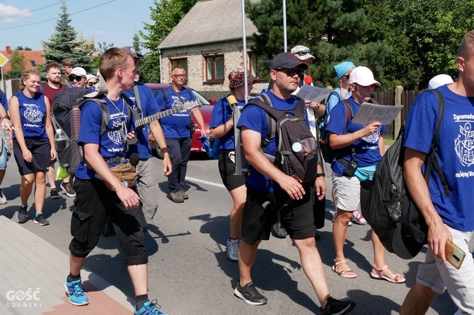 Abp Tadeusz Wojda na trasie pieszych pielgrzymek na Jasną Górę