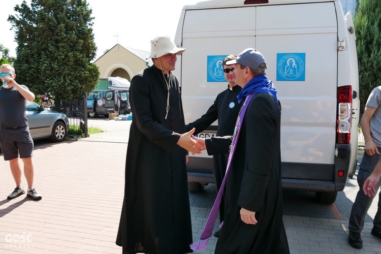 Abp Tadeusz Wojda na trasie pieszych pielgrzymek na Jasną Górę