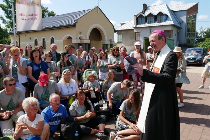 Abp Tadeusz Wojda na trasie pieszych pielgrzymek na Jasną Górę