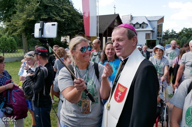 Abp Tadeusz Wojda na trasie pieszych pielgrzymek na Jasną Górę