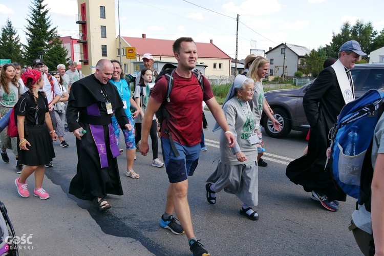 Abp Tadeusz Wojda na trasie pieszych pielgrzymek na Jasną Górę