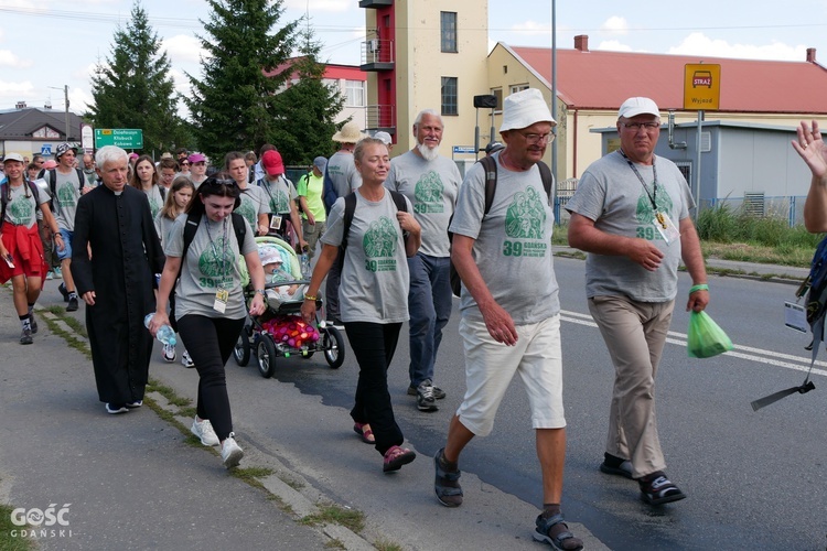 Abp Tadeusz Wojda na trasie pieszych pielgrzymek na Jasną Górę