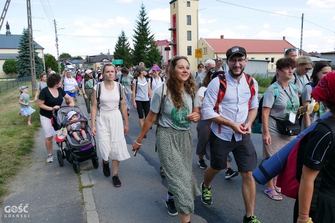 Abp Tadeusz Wojda na trasie pieszych pielgrzymek na Jasną Górę