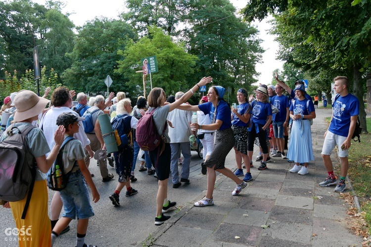 Abp Tadeusz Wojda na trasie pieszych pielgrzymek na Jasną Górę