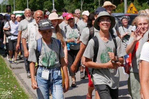 Abp Tadeusz Wojda na trasie pieszych pielgrzymek na Jasną Górę