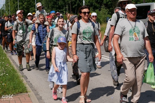 Abp Tadeusz Wojda na trasie pieszych pielgrzymek na Jasną Górę