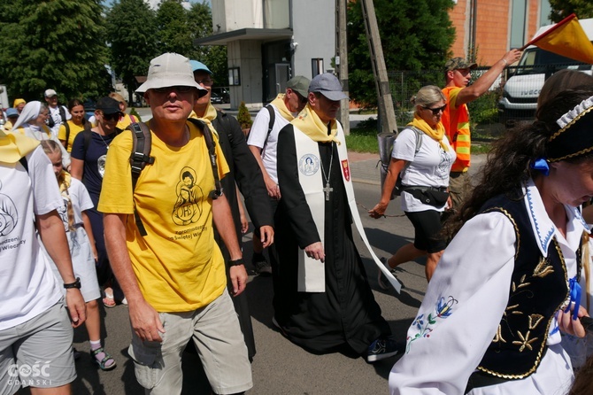 Abp Tadeusz Wojda na trasie pieszych pielgrzymek na Jasną Górę