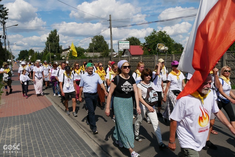 Abp Tadeusz Wojda na trasie pieszych pielgrzymek na Jasną Górę