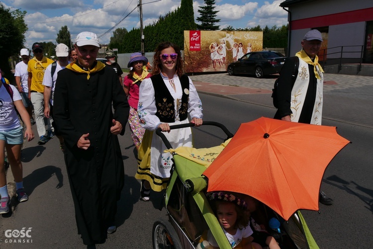 Abp Tadeusz Wojda na trasie pieszych pielgrzymek na Jasną Górę