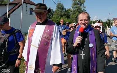 Abp Tadeusz Wojda na trasie Gdyńskiej Pieszej Pielgrzymki na Jasną Górę.