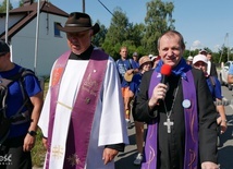 Abp Tadeusz Wojda na trasie Gdyńskiej Pieszej Pielgrzymki na Jasną Górę.