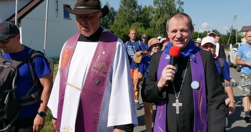 Abp Tadeusz Wojda na trasie Gdyńskiej Pieszej Pielgrzymki na Jasną Górę.