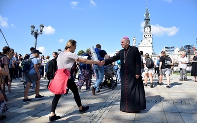 Pielgrzymów na jasnogórskich błoniach witał biskup Krzysztof Nitkiewicz.