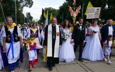 Abp Tadeusz Wojda razem z pielgrzymami z 40. Kaszubskiej Pieszej Pielgrzymki. 