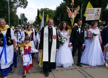 Abp Tadeusz Wojda razem z pielgrzymami z 40. Kaszubskiej Pieszej Pielgrzymki. 