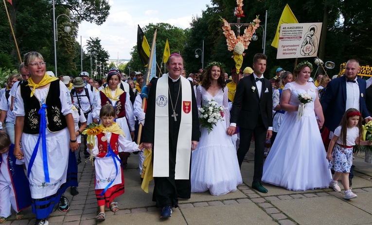 Abp Tadeusz Wojda razem z pielgrzymami z 40. Kaszubskiej Pieszej Pielgrzymki. 