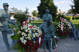Przed pomnikiem Przed Bitwą Warszawską 1920 złożono wieńce i kwiaty.