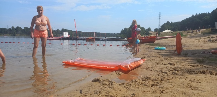 Śląskie. WOPR apeluje: nad wodą pilnujcie dmuchanych kół i materacy