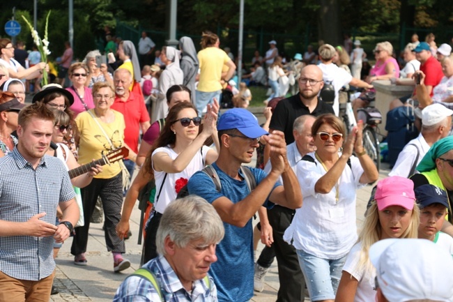 Wejście pielgrzymki na Jasną Górę