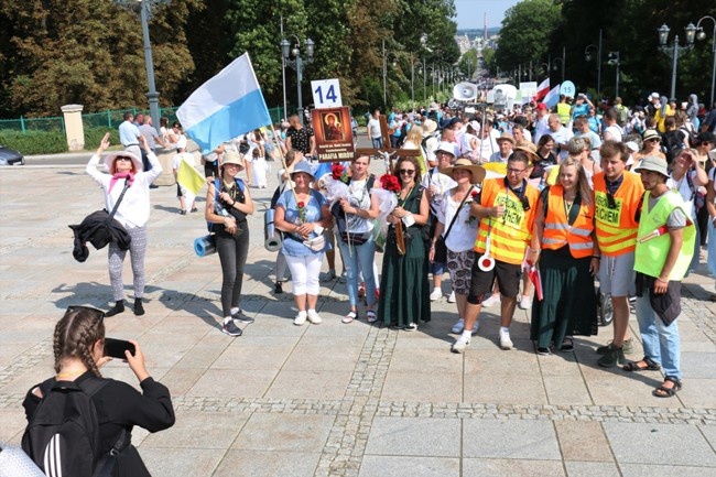 Wejście pielgrzymki na Jasną Górę