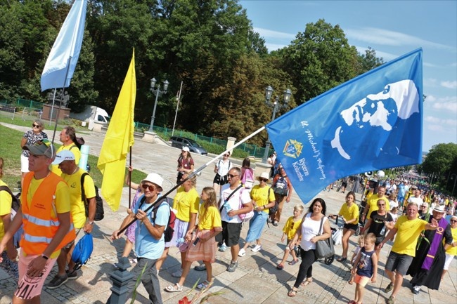 Wejście pielgrzymki na Jasną Górę