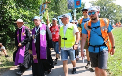 Z Przeprośnej Górki na Jasną Górę bp Marek Solarczyk wyruszył z pielgrzymami ze Skarżyska-Kamiennej.