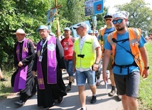 Z Przeprośnej Górki na Jasną Górę bp Marek Solarczyk wyruszył z pielgrzymami ze Skarżyska-Kamiennej.