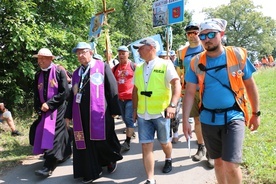 Z Przeprośnej Górki na Jasną Górę bp Marek Solarczyk wyruszył z pielgrzymami ze Skarżyska-Kamiennej.