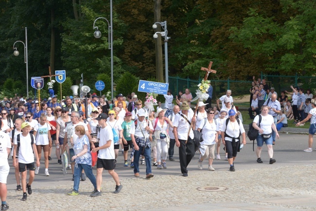 Wejście pielgrzymki na Jasną Górę