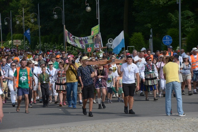 Wejście pielgrzymki na Jasną Górę