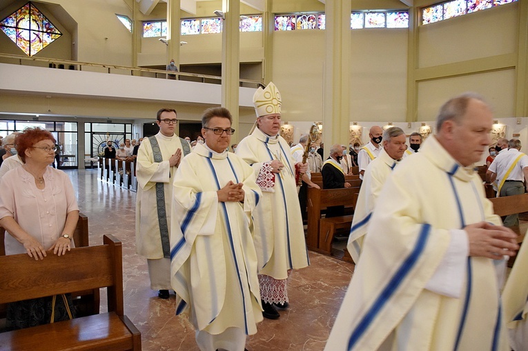 Abp Mirosław Adamczyk w sanktuarium MB Fatimskiej