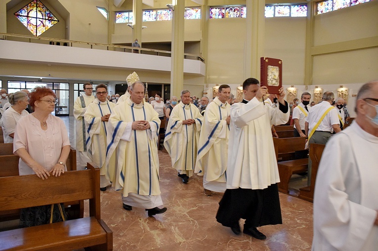 Abp Mirosław Adamczyk w sanktuarium MB Fatimskiej