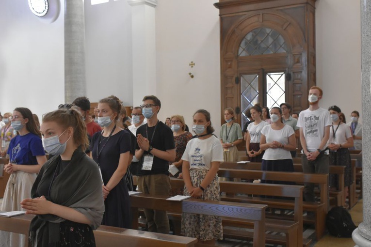 Radosne spotkanie oaz przy kościele pw. św. Anzelma w Rzymie