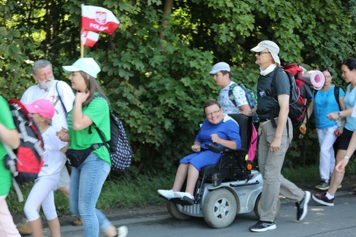 30. Pielgrzymka Diecezji Bielsko-Żywieckiej na Jasną Górę - grupy hałcnowskie na trasie