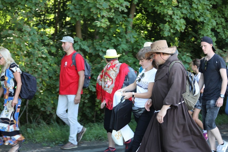 30. Pielgrzymka Diecezji Bielsko-Żywieckiej na Jasną Górę - grupy hałcnowskie na trasie