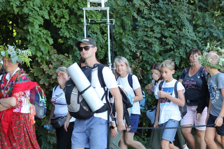 30. Pielgrzymka Diecezji Bielsko-Żywieckiej na Jasną Górę - grupy hałcnowskie na trasie